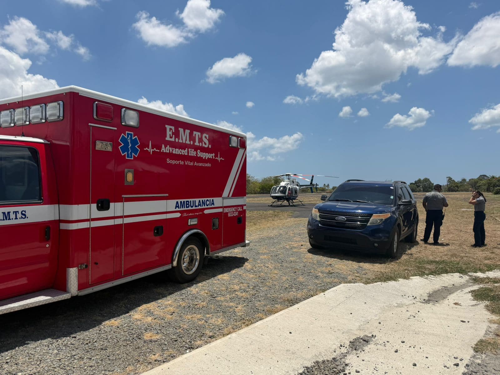 Una ambulancia de EMTS junto al helicóptero Bell 407 del aliado en una zona de aterrizaje