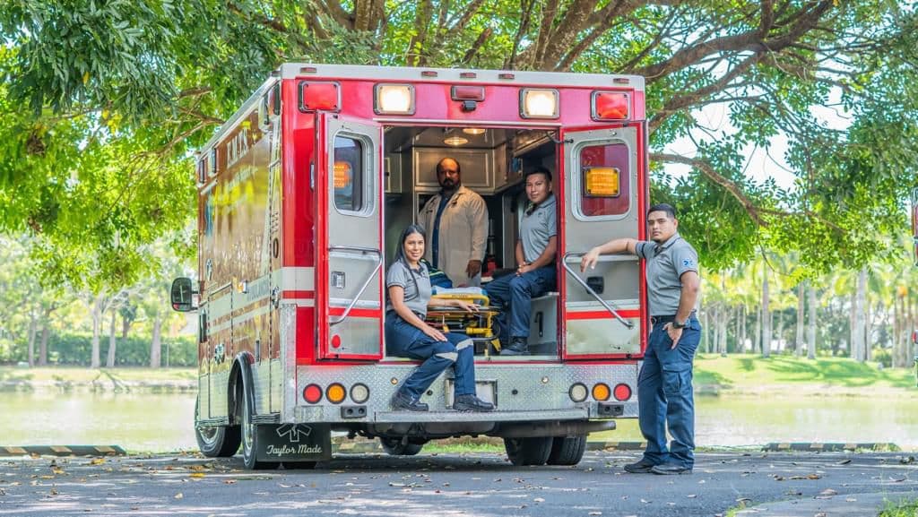 Tripulación y médico de EMTS en la parte trasera de una unidad de soporte vital avanzado
