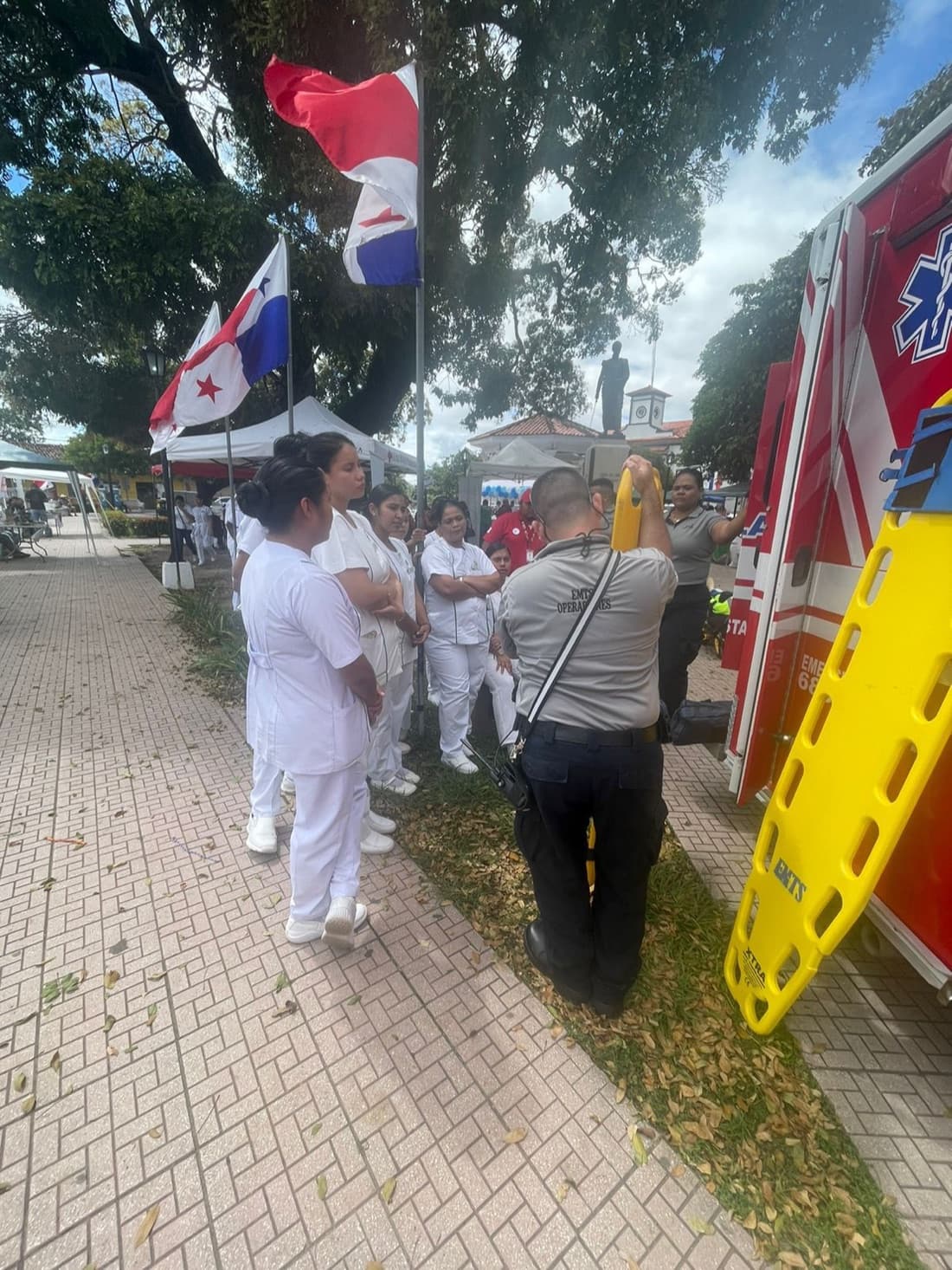 Tripulación y equipo de EMTS en una jornada de salud pública junto a enfermeras y otros servicios