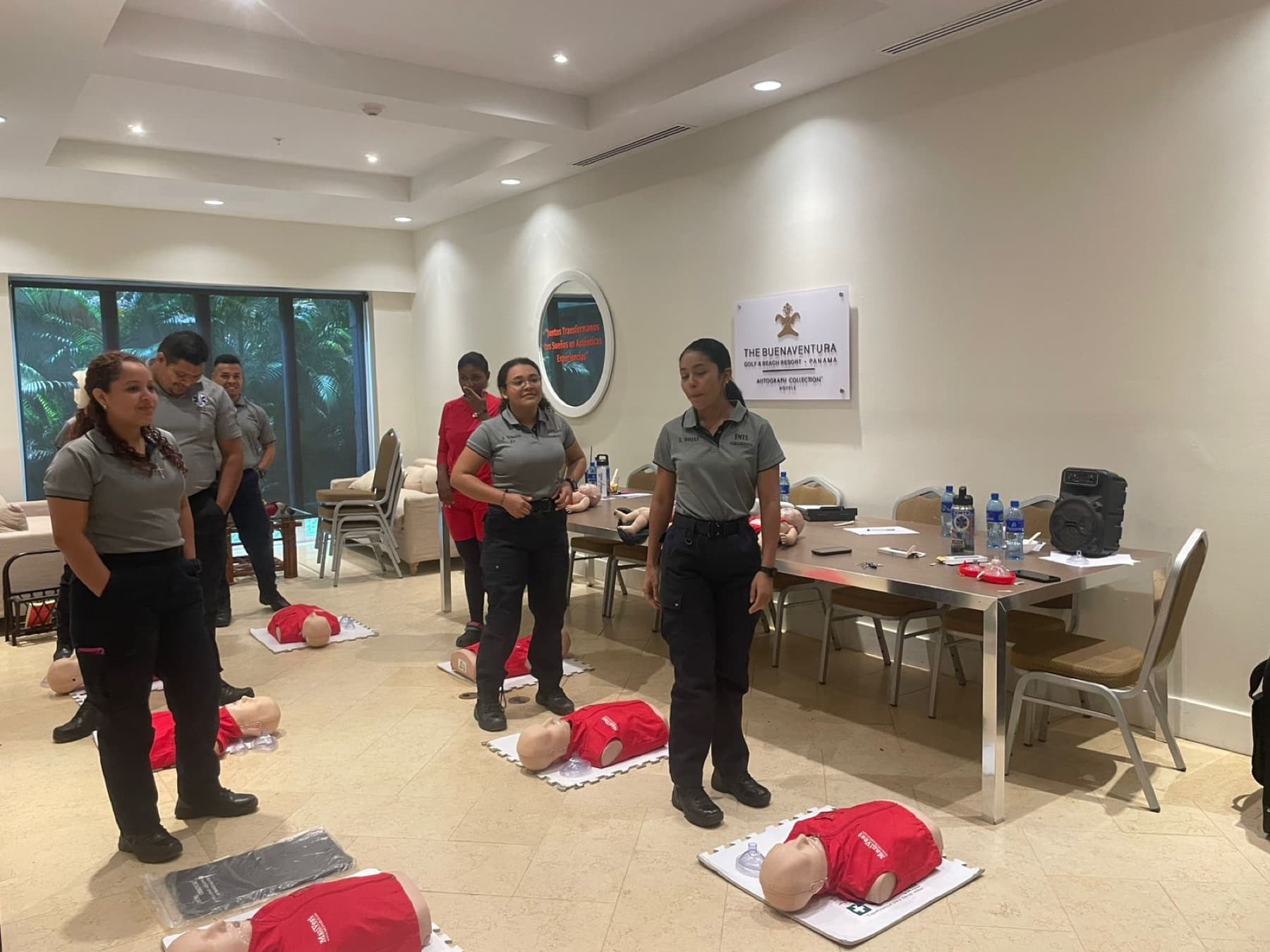 Una clase de RCP y DEA de EMTS en curso, con maniquíes de práctica en el piso