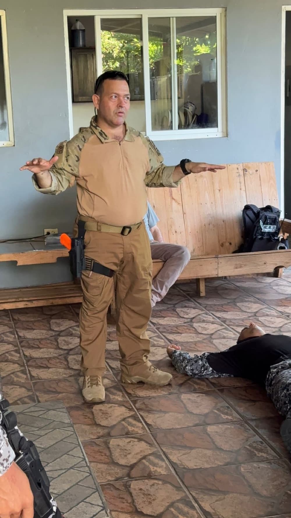 Instructor de EMTS impartiendo capacitación en atención táctica de heridos a la policía panameña