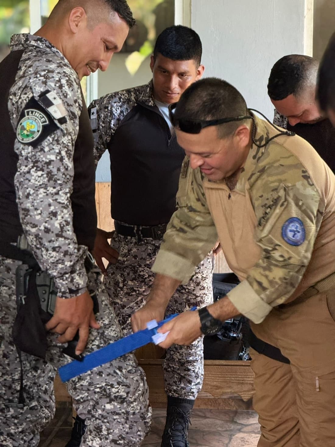 Instructor de EMTS demostrando la colocación de un torniquete a agentes de la policía panameña