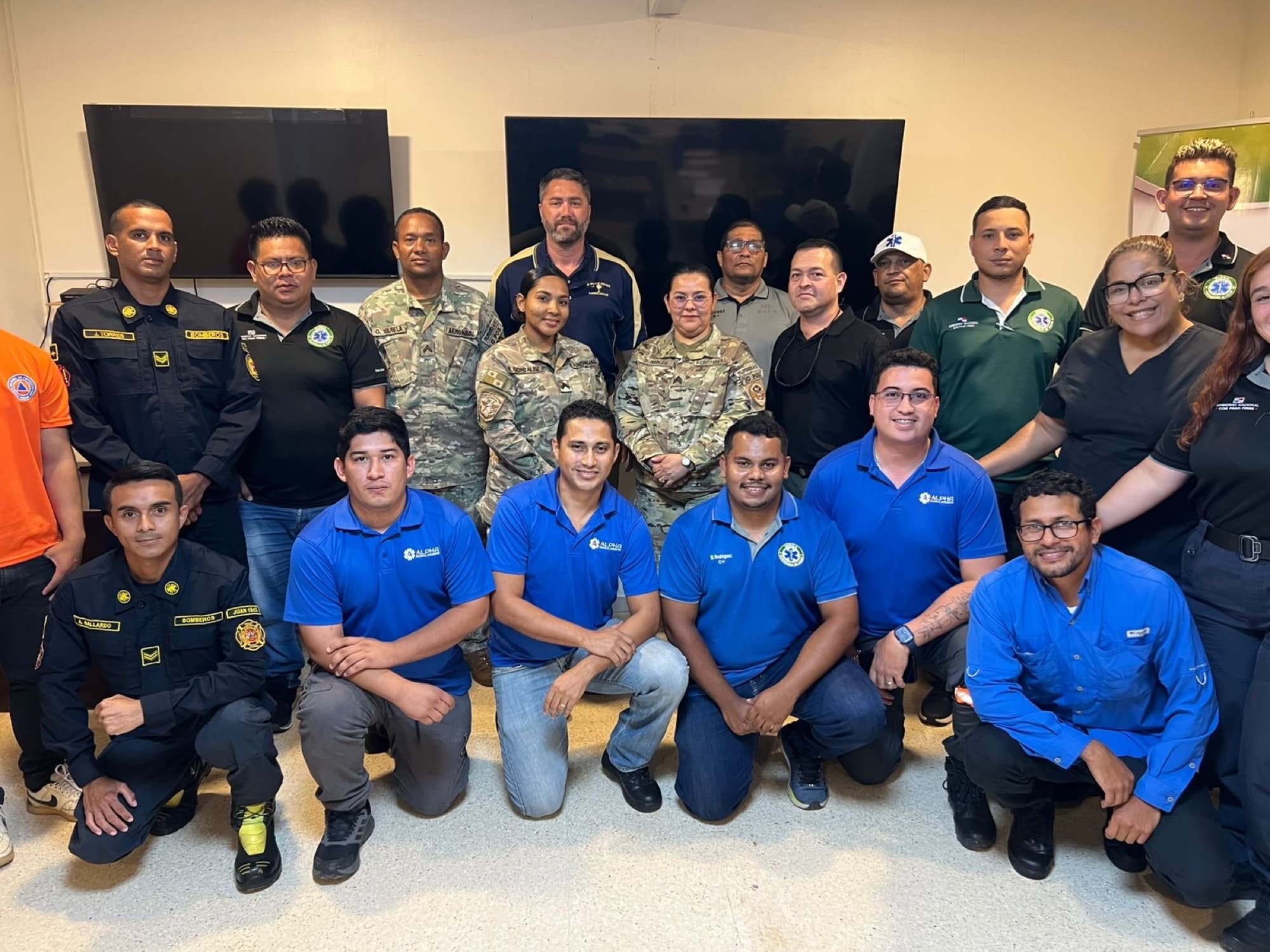 Bomberos, personal del servicio nacional y tripulaciones de ambulancia de Panamá al finalizar un curso de EMTS
