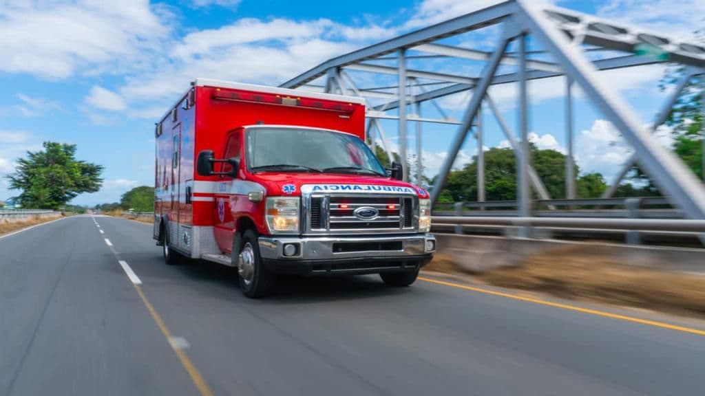 Una ambulancia de EMTS respondiendo a alta velocidad en la carretera
