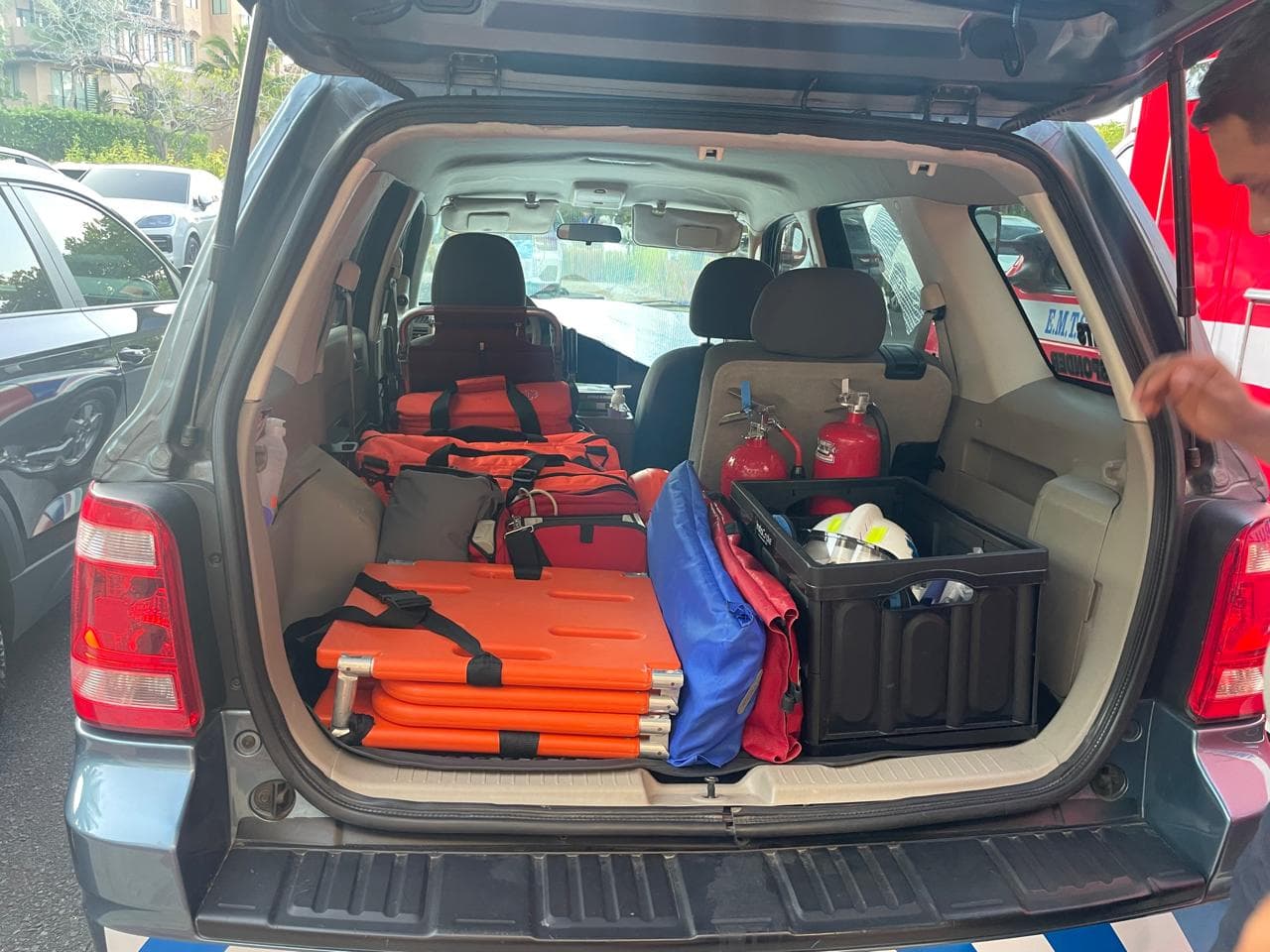 Bolsos de respuesta, tablas espinales, equipo de extricación y extintores cargados en la parte trasera de un vehículo de respuesta rápida de EMTS