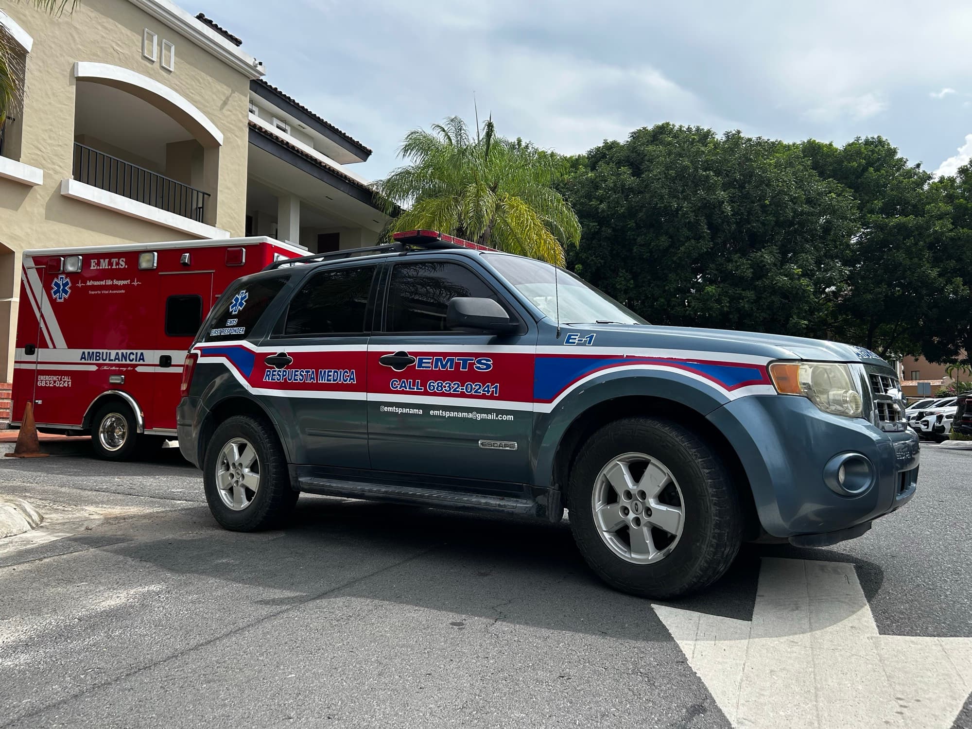 Vehículo de respuesta rápida E-1 de EMTS estacionado junto a una ambulancia de soporte vital avanzado